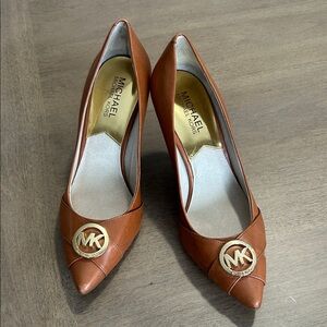 Michael Kors Tan Heels with Gold Logo 7M Womens